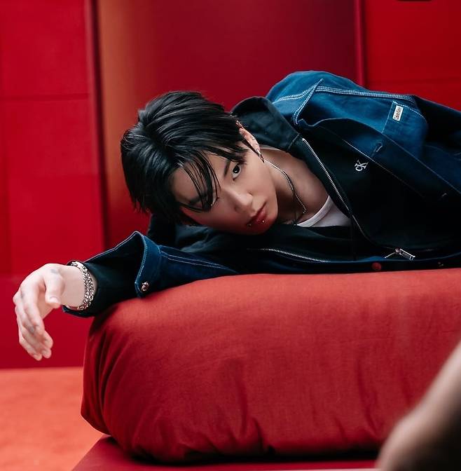 초강력 '정국 효과' ..방탄소년단 정국 캘빈클라인 캠페인 공개 후 美 공식몰 '줄줄이 품절'→PVH 주가↑