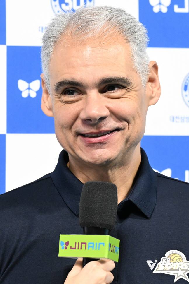 경기 전 웃으며 인터뷰를 하고 있는 아폰소 KB손해보험 감독. /사진=KOVO 제공