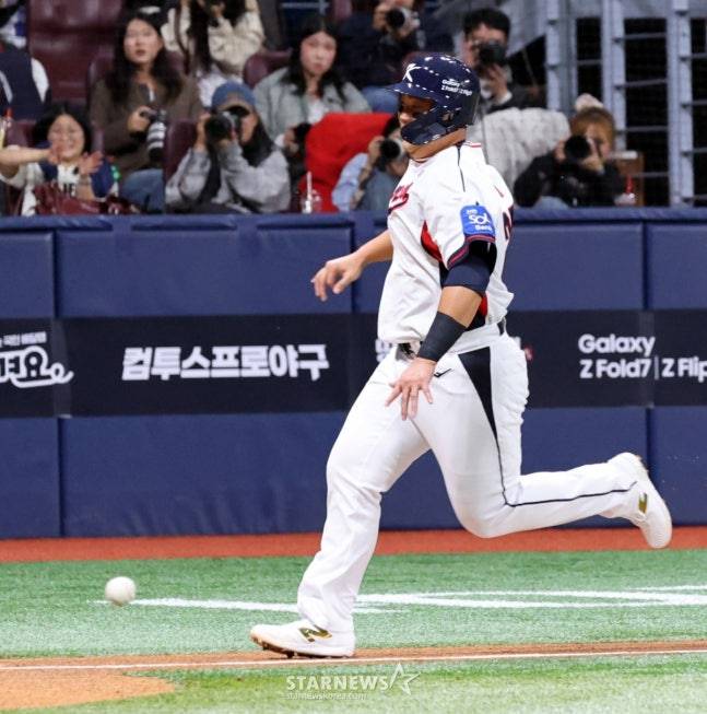 대표팀 6번타자 한동희가 8일 오후 서울 고척스카이돔에서 열리는 '2025 NAVER K-BASEBALL SERIES' 한국과 체코의 평가전 2회말 1사 3루에서 최재훈의 플라이때 홈쇄도해 세이프되고 있다. /사진=강영조 선임기자