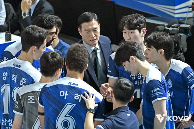 김상우 감독(가운데)이 경기 도중 선수단에게 지시를 내리고 있다. /사진=KOVO 제공