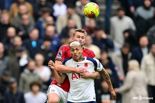 마티아스 더 리흐트(뒤)가 8일 오후 9시 30분(한국시간) 영국 런던의 토트넘 홋스퍼 스타디움에서 열린 2025~2026시즌 잉글랜드 프리미어리그(EPL) 11라운드 경기 중 히샬리송을 견제하고 있다. /AFPBBNews=뉴스1