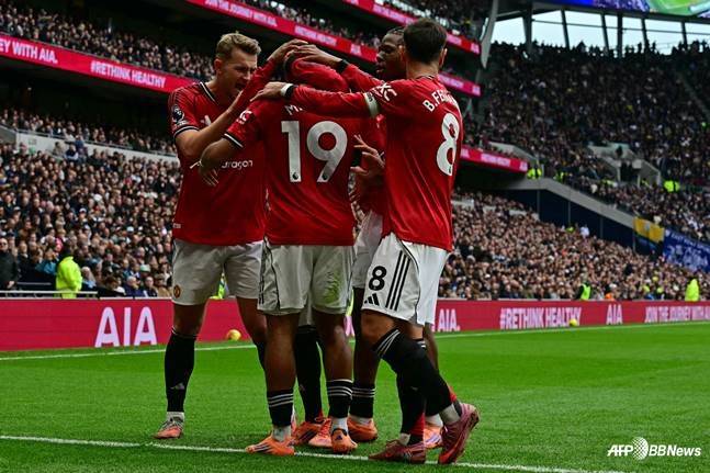 맨체스터 유나이티드 선수들이 8일 오후 9시 30분(한국시간) 영국 런던의 토트넘 홋스퍼 스타디움에서 열린 2025~2026시즌 잉글랜드 프리미어리그(EPL) 11라운드에서 토트넘 홋스퍼를 상대로 선제골을 넣고 기뻐하고 있다. /AFPBBNews=뉴스1