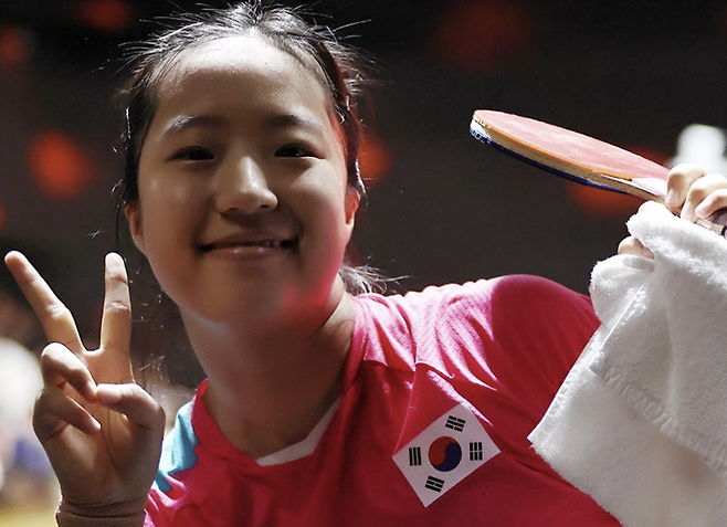 신유빈은 8일 독일 프랑크푸르트에서 열린 WTT 챔피언스 프랑크푸르트 여자단식 8강에서 엘리자베타 사마라(루마니아)를 게임스코어 4-0으로 완파했다. 신유빈은 이번 대회 첫 판 32강에서 대만의 백전노장 황이화를 게임스코어 3-1로 제압했다. 이어 16강에선 홈코트 독일의 니나 미텔햄을 게임스코어 3-0으로 눌렀다. 이어 사마라를 만나서도 자신 있게 밀고나간 끝에 쾌승했다. 신유빈은 2023년 8월 페루 리마 스타컨텐더 대회 이후 2년 3개월 만의 국제대회 여자단식 우승을 정조준한다. WTT