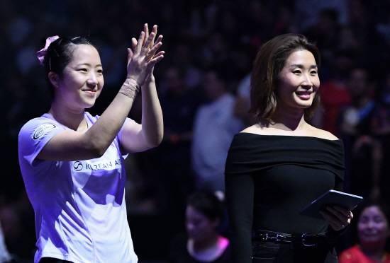 신유빈은 8일 독일 프랑크푸르트에서 열린 WTT 챔피언스 프랑크푸르트 여자단식 8강에서 엘리자베타 사마라(루마니아)를 게임스코어 4-0으로 완파했다. 신유빈은 이번 대회 첫 판 32강에서 대만의 백전노장 황이화를 게임스코어 3-1로 제압했다. 이어 16강에선 홈코트 독일의 니나 미텔햄을 게임스코어 3-0으로 눌렀다. 이어 사마라를 만나서도 자신 있게 밀고나간 끝에 쾌승했다. 신유빈은 2023년 8월 페루 리마 스타컨텐더 대회 이후 2년 3개월 만의 국제대회 여자단식 우승을 정조준한다. 연합뉴스