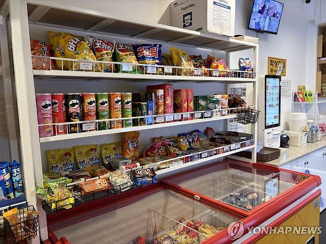 바로 집어갈 수 있도록 진열된 상품들 (서울=연합뉴스) 최혜정 인턴기자 = 지난달 30일 서울 한 무인 라면 가게에서 과자와 아이스크림이 손쉽게 가져갈 수 있도록 진열돼 있다. 2025.11.8