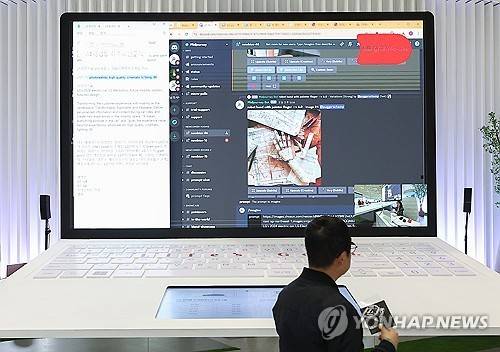 '이제는 생성형 AI의 시대'     (서울=연합뉴스) 김성민 기자 = 17일 서울 강남구 코엑스에서 열린 2024 월드 IT쇼에서 관람객들이 LG전자 부스에 전시된 LG 그램 생성형 이미지 AI 전시를 둘러보고 있다. 2024.4.17
    ksm7976@yna.co.kr