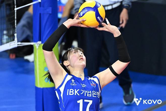 토스하는 IBK기업은행의 세터 최연진 [한국배구연맹 제공. 재판매 및 DB 금지]