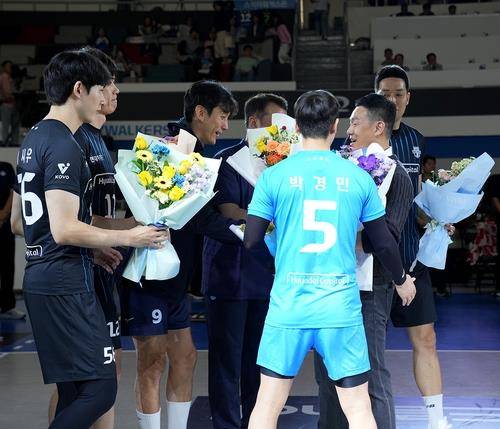 은퇴식에서 현대캐피탈 선수들로부터 꽃다발 받는 여오현 코치 [현대캐피탈 배구단 제공. 재판매 및 DB 금지]