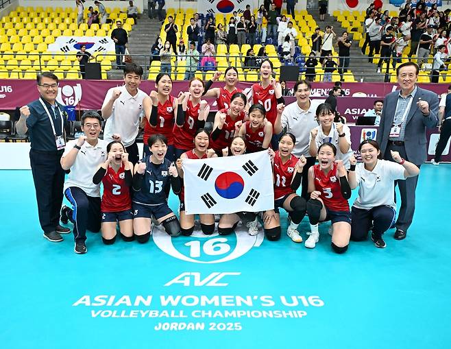 일본전 승리 후 태극기 펼치고 기뻐하는 한국 U-16 여자배구 대표팀 선수들 [아시아배구연맹 페이스북 캡처. 재판매 및 DB 금지]