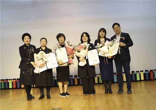 종이문화재단 종이접기 명인 위촉 재단은 8일 홍혜란 경기평택종이문화교육원장, 이은희 경기용인기흥종이문화교육원장, 이미자 부산사하종이문화교육원장, 김소라 서울동대문종이문화교육원장을 종이접기 명인으로, 이미자 술산공예협동조합 이사장을 닥종이인형 2호 명인으로 위촉했다. [종이문화재단 제공]
