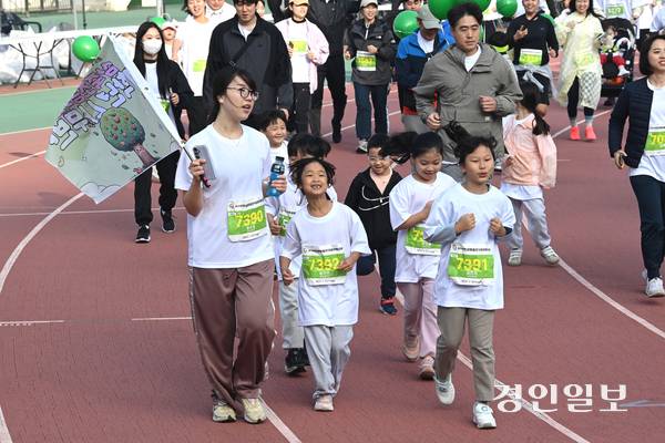 삼죽초등학교 학생 단체 참가자들. 2025.11.9 /취재팀