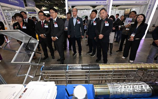 지난 7일 고양시 킨텍스 제2전시장에서 열린 ‘2025 경기도 건설신기술 박람회’에서 김대순 경기도 행정2부지사와 허원 경기도의회 건설교통위원장 등 내빈들이 전시장을 둘러보고 있다. 2025.11.7 /최은성기자 ces7198@kyeongin.com