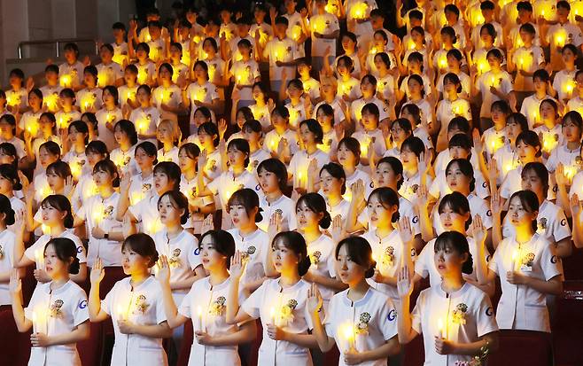 ▲ 7일 인천 연수구 가천대학교 메디컬캠퍼스에서 열린 '제78회 가천대학교 간호대학 나이팅게일 선서식'에서 간호학과 2학년 학생들이 나이팅게일 선서를 하고 있다. 이날 열린 나이팅게일 선서식은 가천대학교 간호학 269명의 학생들이 임상실습에 나서기 전, 고통받는 환자를 사랑과 헌신으로 돌보는 나이팅게일의 정신을 본받아 전문직 간호사로서의 책임과 의무를 다할 것을 다짐하는 의식이다. /양진수 기자 photosmith@incheonilbo.com