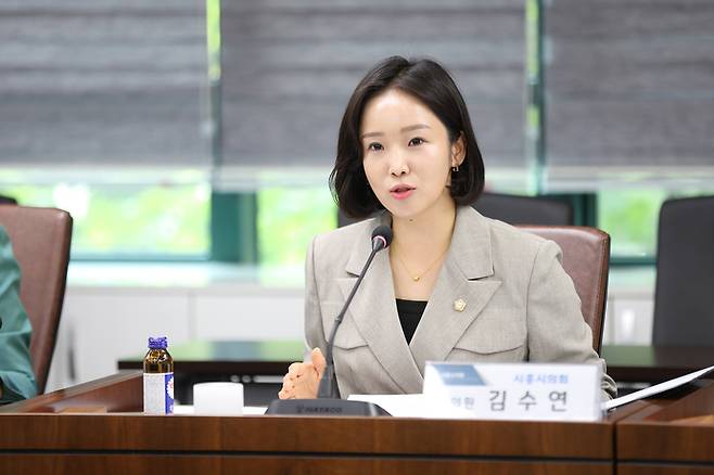 김수연 의원이 지난 9월 25일 시흥시의회 의회운영위원회 회의장에서 열린 '시흥시 경계선지능인 지원에 관한 조례 제정 간담회'에서 의견을 개진하고 있다. 사진=시흥시의회