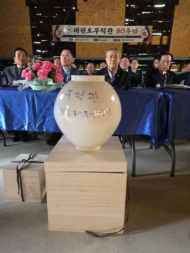 양구 조선백자연구소장이 기증한 백자대호 조선백자