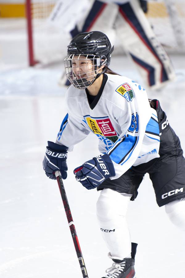 ▲ 청주지역 아이스하키 동호회인 '청주풍무직지'에서 활동하는 이수빈(30) 씨가 빙판 위를 달리고 있다. 이수빈 씨 제공