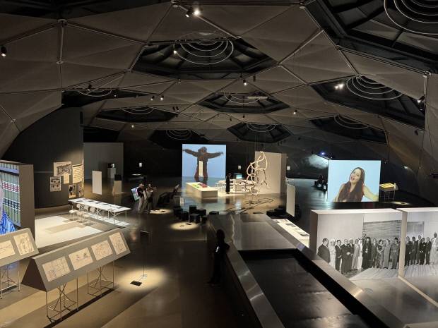 그라츠 현대미술관의 전시장 내부 모습.