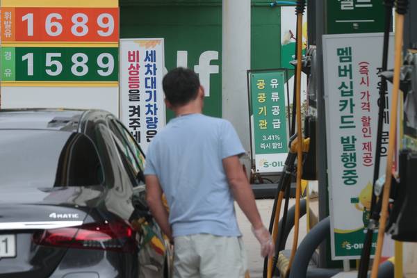 한 주유소 가격 현황판 모습. 휘발유가1689원에 판매되고 있다. /연합뉴스