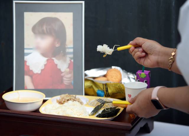 대구지방법원 김천지원에서 구미 3세 여아 사망 사건과 관련해 숨진 여아의 생모로 알려진 석 모 씨의 첫 재판이 열린 22일 김천지원 앞에 시민들이 준비한 숨진 여아를 위한 밥상이 차려져 있다. 연합뉴스