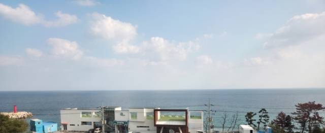 포항~영덕 고속도로 구간 포항휴게소에서 바라본 동해풍광. 박승혁 기자