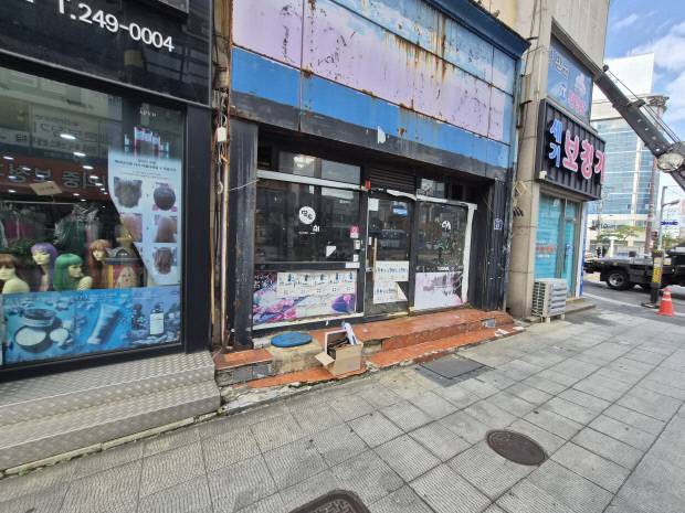 오래된 외관과 폐업 상태가 드러나는 중앙상가의 빈 점포.