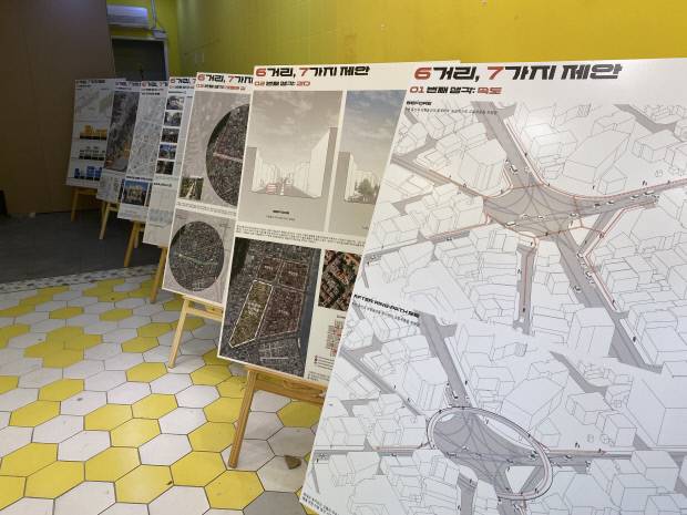 '다시 육거리' 프로젝트 전시장에 중앙상가, 육거리의 개선 방안을 담은 설계 패널 전시가 제시되어 있다.