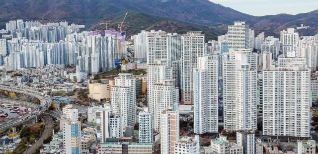 부산 아파트값이 2주 연속 상승했다. 롯데호텔 부산에서 바라본 도심. 김종진 기자 kjj1761@