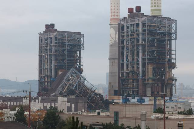울산 동서발전 화력발전소 붕괴 사고 나흘째인 9일 무너진 보일러 타워 5호기 양옆으로 4·6호기가 위태롭게 서 있다. 중수본은 무너진 보일러 타워 5호기 외에도 추가 사고 가능성이 제기된 4호기와 6호기도 해체하기로 했다. 연합뉴스