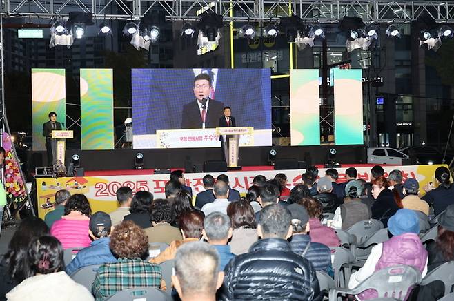 ▲ 포항시는 지난 7일부터 9일까지 영일대해수욕장 일원에서 '제5회 포항 전통시장 우수상품 박람회'의 3일간의 일정을 성황리에 마무리했다. 개막식에서 축사를 하고 있는 이강덕 포항시장.