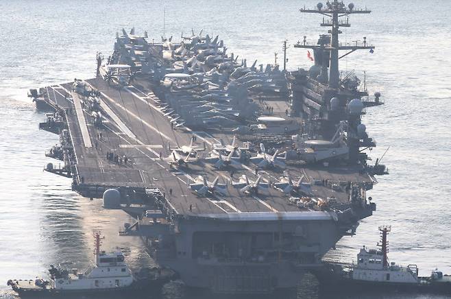 미국 해군 7함대 소속 핵 추진 항공모함 ‘조지워싱턴함’(10만t급)이 지난 5일 오전 군수적재 및 승조원 휴식 등을 위해 부산 남구 해군작전사령부 부산기지에 입항하고 있다. [연합뉴스 제공]