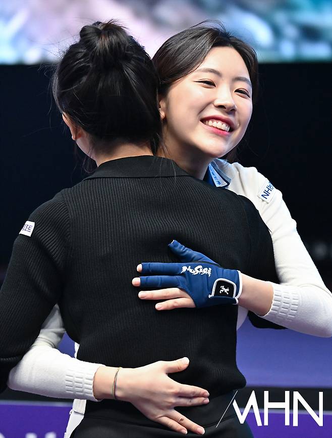 경기 후 이미래와 정수빈이 포옹을 나눈다