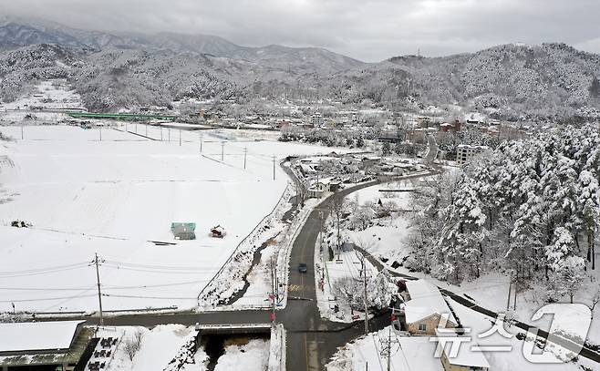 강원 산간을 중심으로 폭설이 내린 지난 3월 3일 강원 강릉시 성산면 일대에 많은 눈이 쌓여 있다.. 2025.3.3/뉴스1 ⓒ News1 김명섭 기자