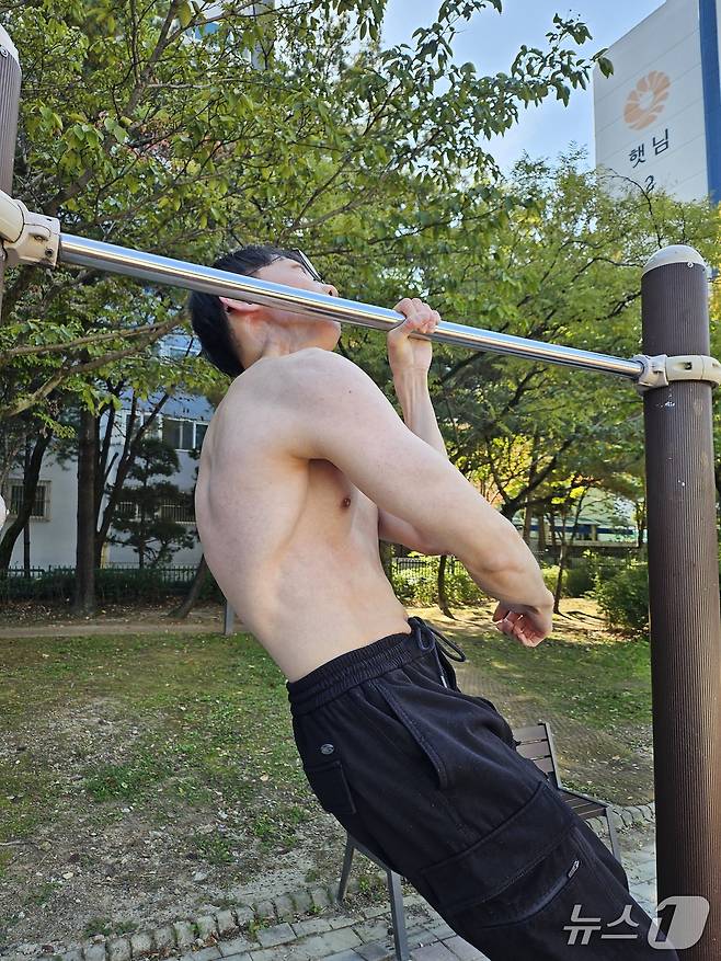 한 손 턱걸이 시범을 보이는 김동호 씨. ⓒ News1 권혁준 기자