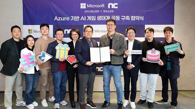 엔씨소프트는 '신더시티' 개발을 위해 한국마이크로소프트와 기술 협력 업무협약(MOU)를 체결했다고 지난 6일 밝혔다. 조원우 한국마이크로소프트 대표(오른쪽 다섯 번째)와 배재현 빅파이어 게임즈 대표(오른쪽 네 번째)가 협약 체결 증서를 들어 보이고 있다.(엔씨소프트 제공. 재판매 및 DB금지)2025.11.7/뉴스1