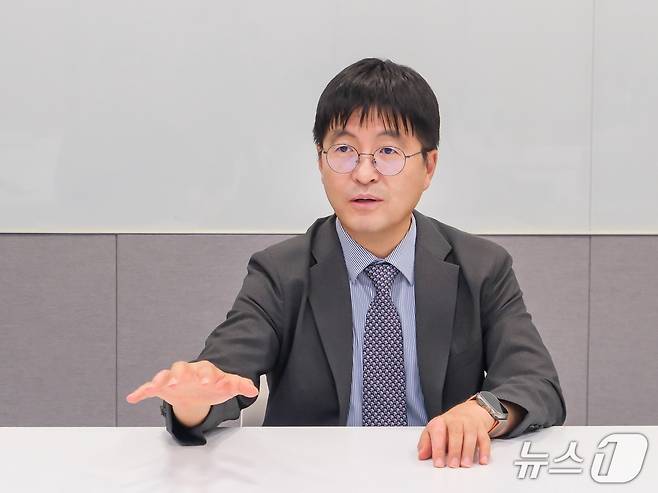 허정호 고신대학교복음병원 심혈관센터장(심장내과 교수)가 이상지지혈증 치료를 위한 스타틴의 역할에 대해 소개하고 있다./뉴스1