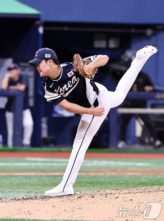 9일 오후 서울 구로구 고척스카이돔에서 열린 2026 WBC 대비 평가전 '2025 네이버 K-베이스볼 시리즈(K-BASEBALL SERIES)' 체코와의 2차전 경기. 5회 마운드에 오른 정우주가 역투하고 있다. 2025.11.9/뉴스1 ⓒ News1 구윤성 기자