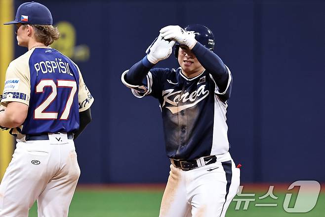 9일 오후 서울 구로구 고척스카이돔에서 열린 2026 WBC 대비 평가전 '2025 네이버 K-베이스볼 시리즈(K-BASEBALL SERIES)' 체코와의 2차전 경기. 대한민국 문현빈이 9회초 2사 2루때 1타점 2루타를 친 뒤 세리머니하고 있다. 2025.11.9/뉴스1 ⓒ News1 구윤성 기자