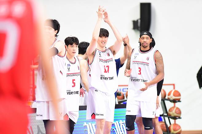 프로농구 안양 정관장이 9일 울산 현대모비스를 꺾고 단독 선두로 올라섰다. (KBL 제공)