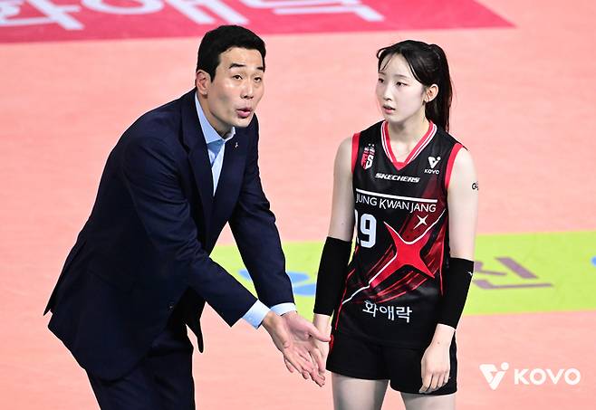 정관장 고희진 감독과 최서현. 제공 | 한국배구연맹