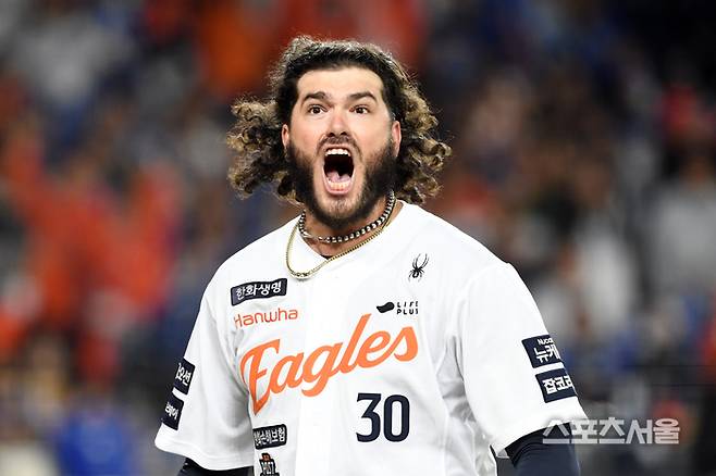 폰세가 삼성과의 플레이오프 5차전 5회말 2사 삼성 디아즈를 삼진 아웃으로 잡아낸 뒤 포효하고 있다. 2025 10. 24.  대전 | 박진업 기자 upandup@sportsseoul.com