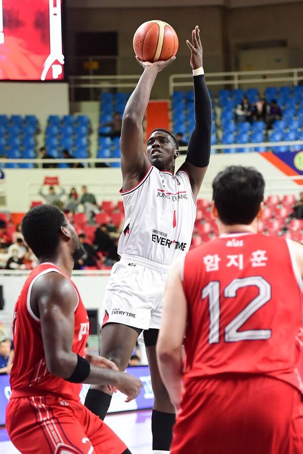슛을 던지는 안양 정관장 조니 오브라이언트. /사진=KBL