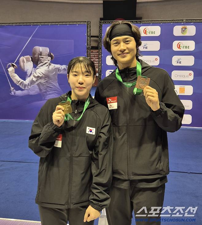 남녀 사브르 월드클래스 펜서 전하영 알제리월드컵 금메달(왼쪽)과 오상욱 동메달. 사진제공=대한펜싱연맹