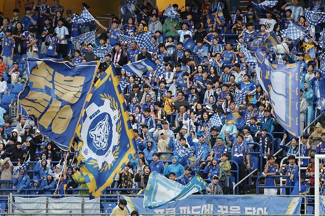 울산문수축구경기장/ K리그1/ 울산HDFC vs 광주FC/ 울산 관중/ 처용전사/ 응원/ 깃발 응원/ 사진 김정수