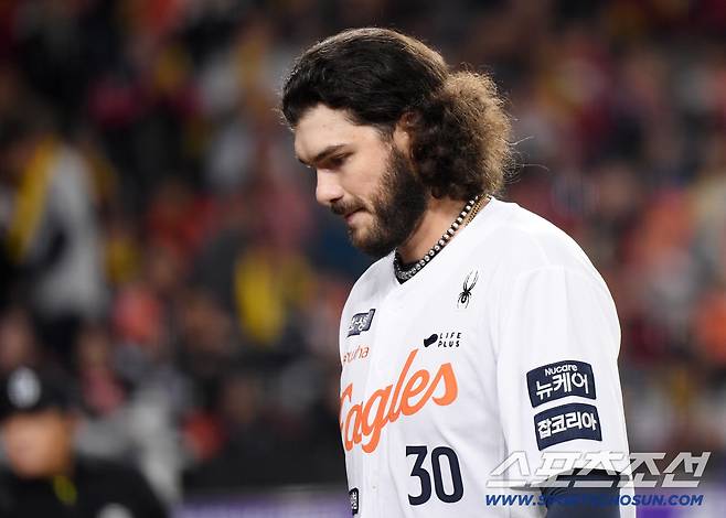 29일 대전 한화생명볼파크에서 열린 LG와 한화의 한국시리즈 3차전. 4회초 김현수에게 역전 솔로포를 허용한 폰세가 아쉬워하고 있다. 대전=정재근 기자 cjg@sportschosun.com/2025.10.29/