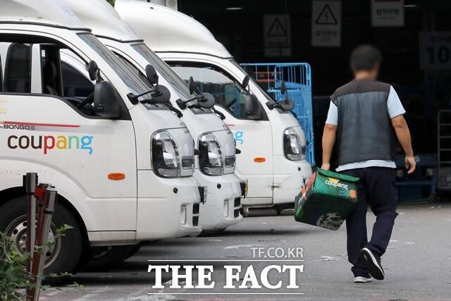 자정부터 새벽 5시까지 이뤄지는 '새벽배송' 제한을 두고 노동계와 정치권은 물론 시민들 사이에서도 찬반 논쟁이 격화되고 있다. 지난해 8월 14일 오전 서울 시내 한 쿠팡 배송 캠프에서 택배기사가 배송 준비 작업을 하고 있다. /뉴시스