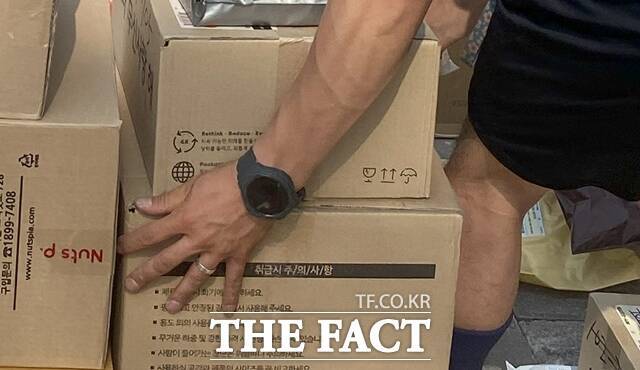 자정부터 새벽 5시까지 이뤄지는 '새벽배송' 제한을 두고 노동계와 정치권은 물론 시민들 사이에서도 찬반 논쟁이 격화되고 있다. 지난해 8월 14일 오전 서울 시내 한 쿠팡 배송 캠프에서 택배기사가 배송 준비 작업을 하고 있다. /더팩트DB