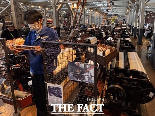 토요타 산업기술 기념관 직원이 셔틀(실통)을 교체하는 시연을 하고 있다. G형 자동직기는 실이 떨어지면 새 셔틀이 자동으로 투입되는 구조다. /황지향 기자