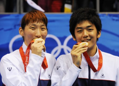 2008 베이징올림픽 배드민턴 혼합복식에서 금메달을 목에 건 이용대와 이효정. 채널에이 자료