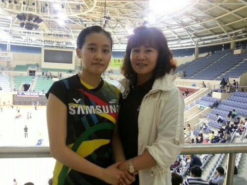 Chae Yu-jeong picked up a racket, following in the footsteps of her mother, Kim Bok-seon, who played for the national badminton team in the 1980s. Channel A material