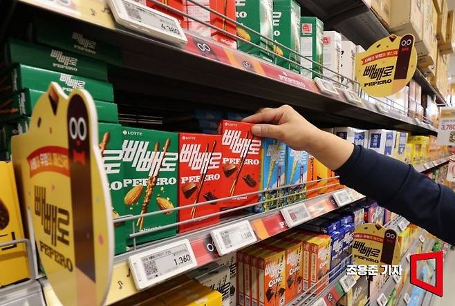 인천 연수구의 한 대형마트에 빼빼로가 진열돼 있다. 조용준 기자